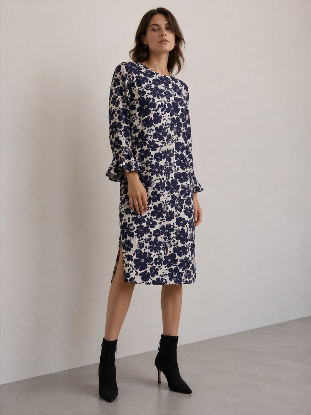 Zara Like New Blue and white floral elbow bell sleeve knee length dress size med